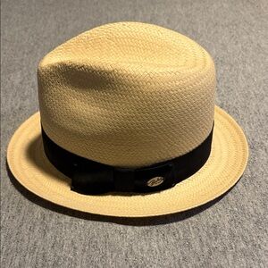 Bailey’s of Hollywood  Beige Straw Fedora Hat with Black Band
